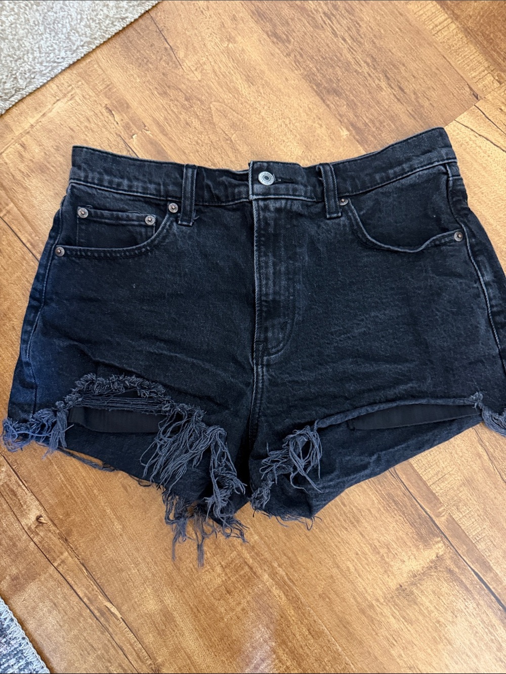 Abercrombie & Fitch The Moms Short High Rise Distressed in Black